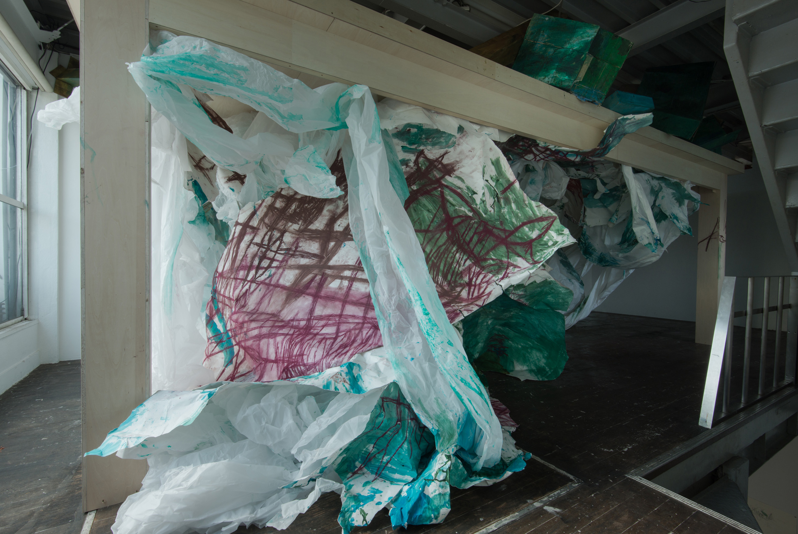 机の下で　ラブレター 制作年：2014年／展示場所：HIGURE17-15cas（東京）／作品サイズ：430cm×766cm×272cm（会場サイズ）／素材：コンテ、水彩絵の具、アクリル絵の具、紙、段ボール、木材／撮影：柳場大