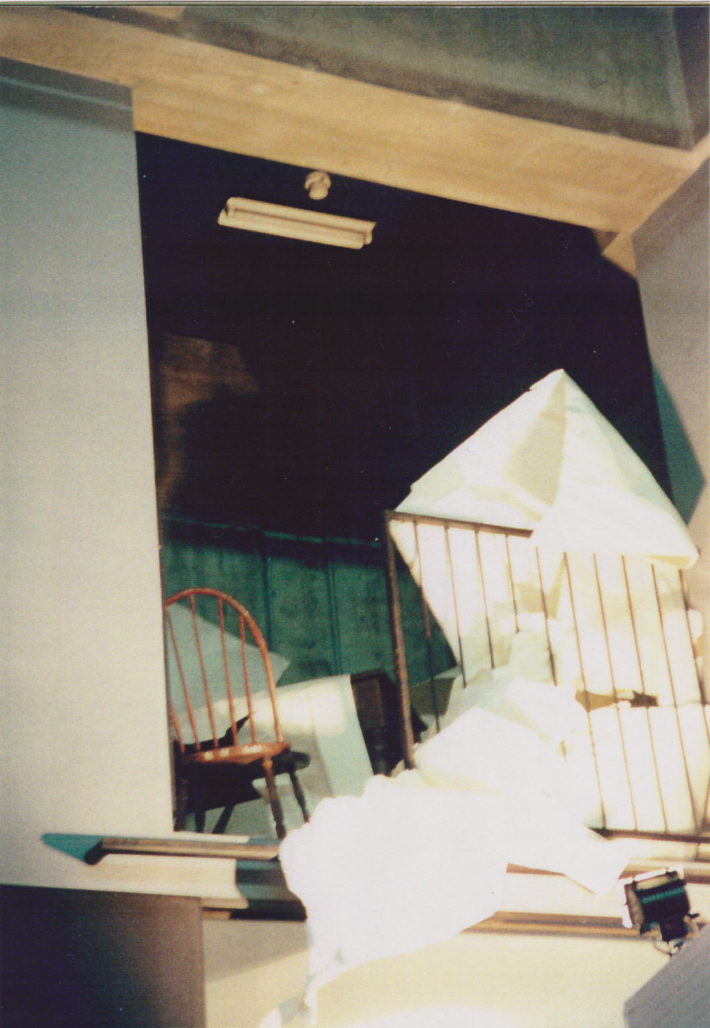 手紙を書く部屋 制作年：2000年／素材：紙、机、椅子／展示場所：武蔵野美術大学図書館2F　写真スタジオ中2F（東京） 作家撮影