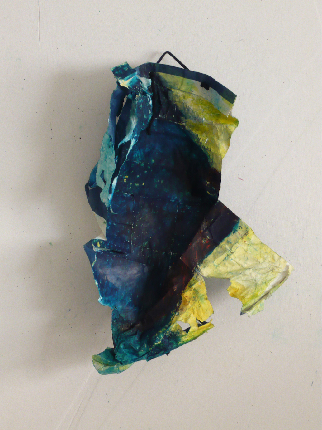 モンシェール 銀座・祇園（あの夜の月）制作年：2013年／作品サイズ：64×42×16cm／素材：水彩絵の具、オイルパステル、紙袋