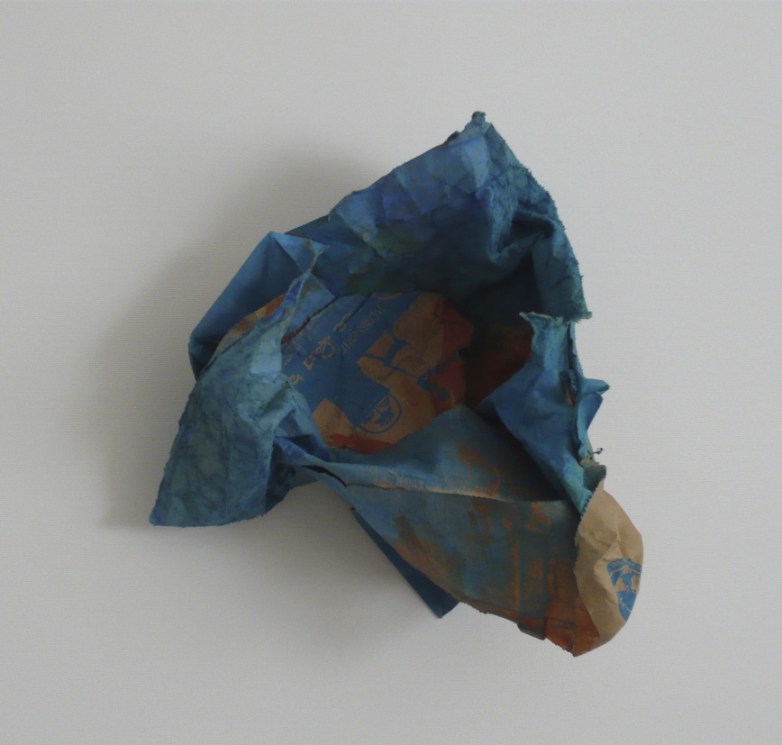 キルフェボン（コンパス）制作年：2013年／サイズ：19×20×20cm／素材：水彩絵の具、オイルパステル、紙袋